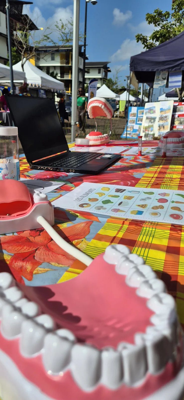 Le stand de prévention bucco-dentaire de GAÏA GÊ, avenue Pripri, lors de la Fête des Associations de Macouria